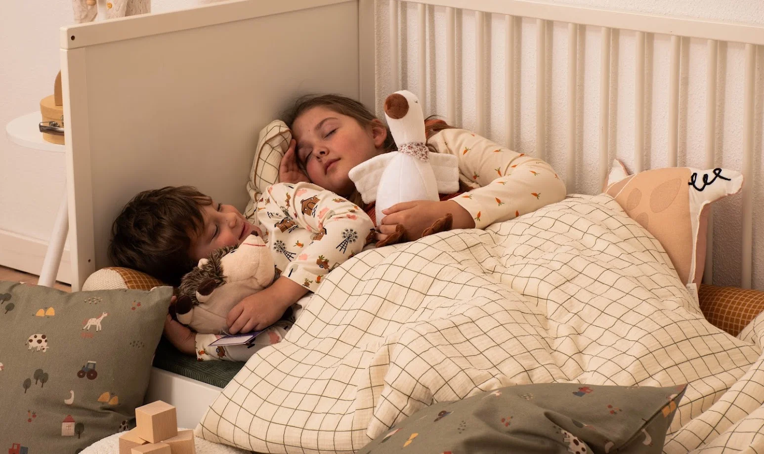 Bruder und Schwester liegen im Bett und schlafen