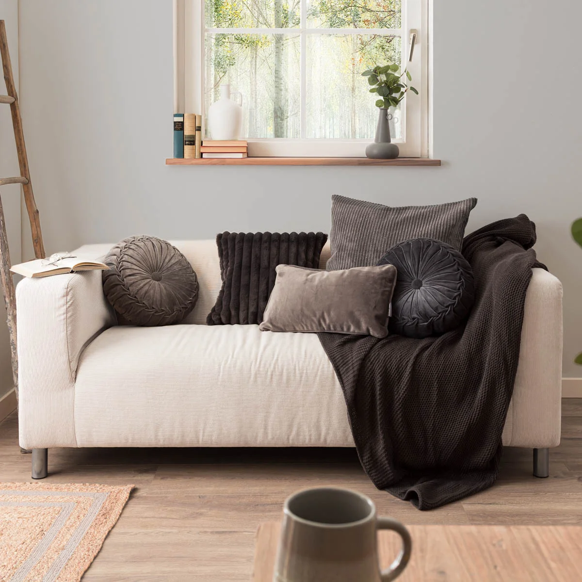 Sofa mit grauen Kissen