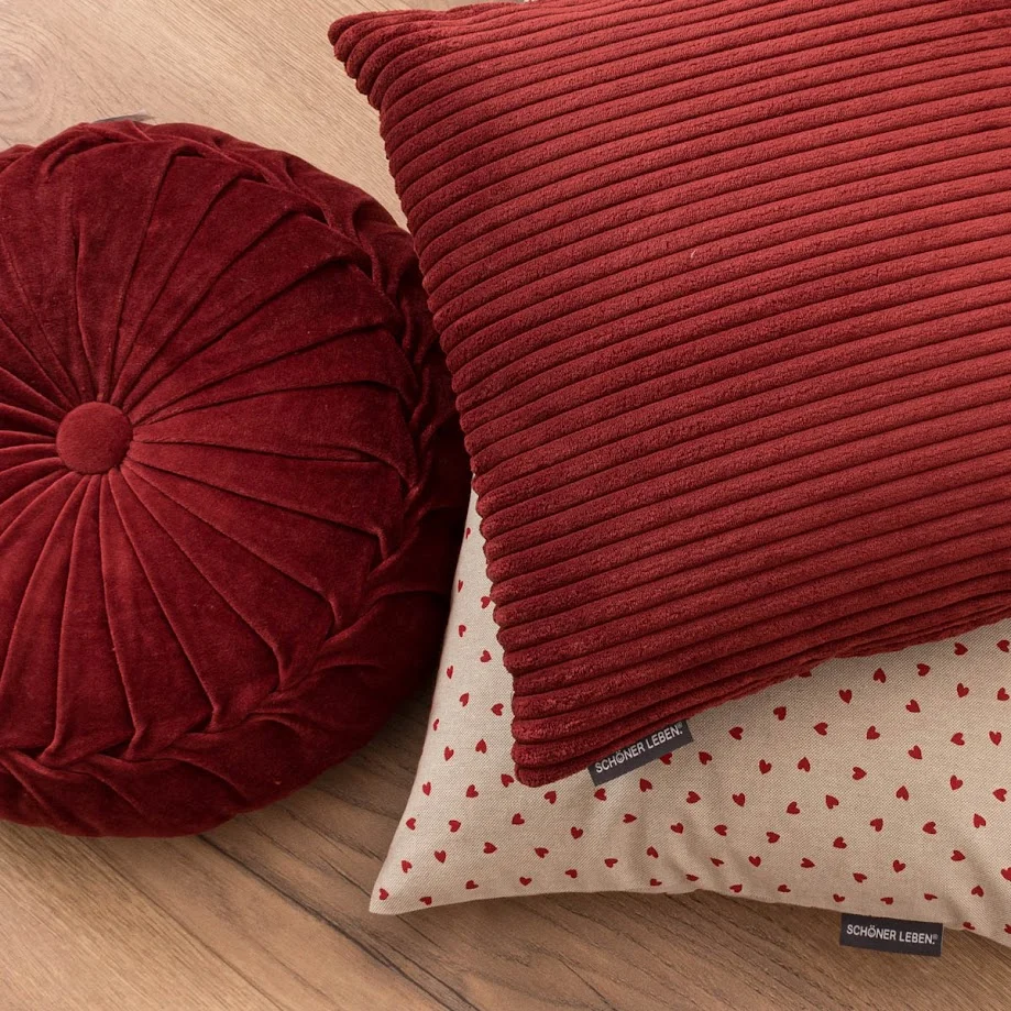 Kissen in verschiedenen Formen und Strukturen in Rot und beige Kissen in verschiedenen Formen und Strukturen in Rot und beige