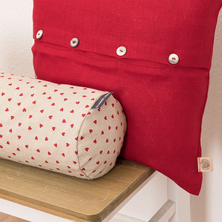 Rote Dekokissen auf dem Sofa