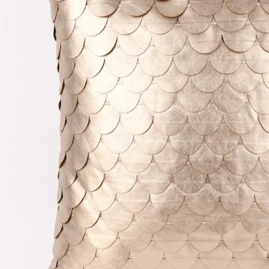 Kissen mit Schuppen in metallicgold
