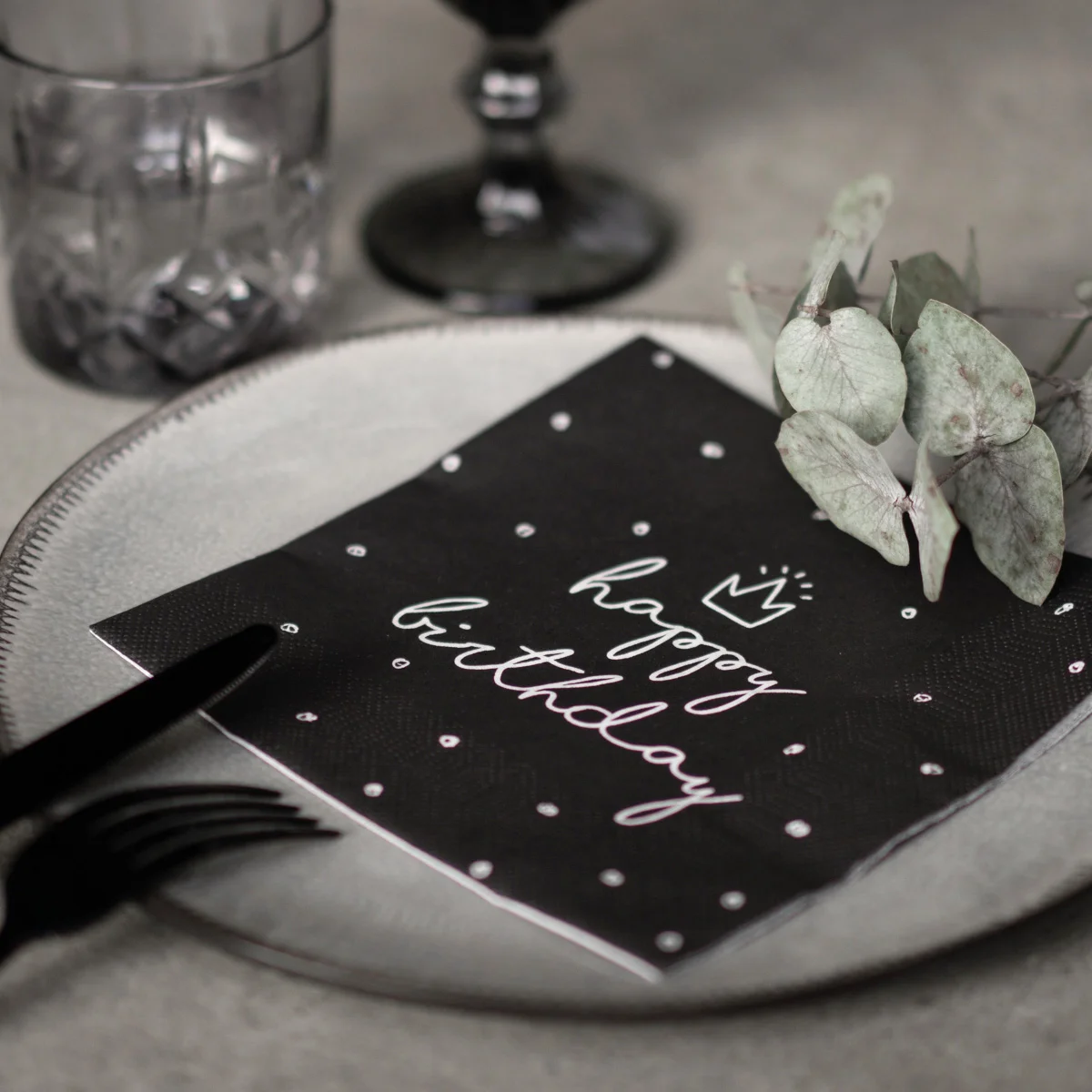 Schwarze Papierservietten mit weißen Schriftzug happy Birthday