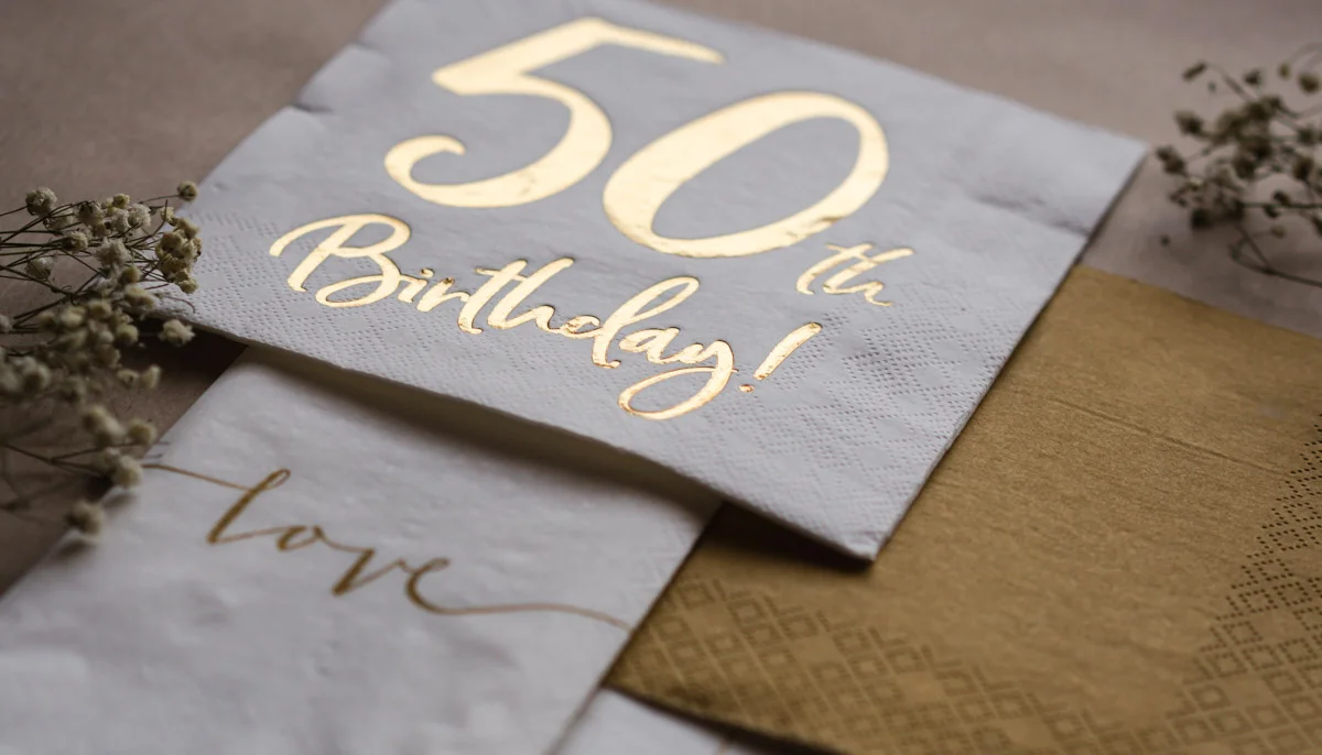 weiße Servietten mit goldenen Aufdruck 50th Birthday
