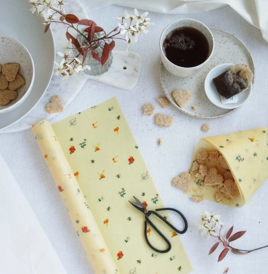 Bienenwachstuch Rolle mit kleinen Bienen als Alternative zu Frischhaltefolie