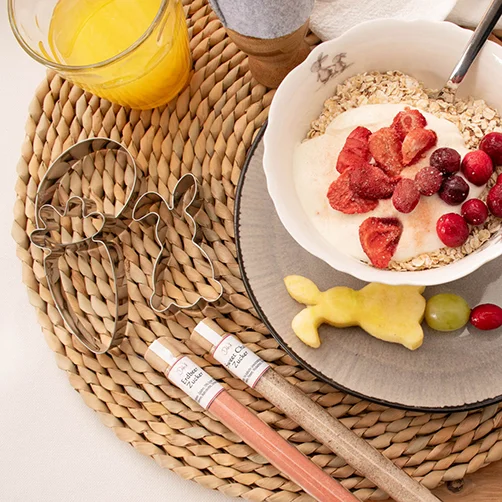 Schön angerichtetes Müsli mit ausgestochenem Obst in österlichen Formen