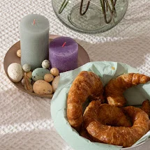 Frische Croissants auf einem mit Kerzen dekorierten Tisch