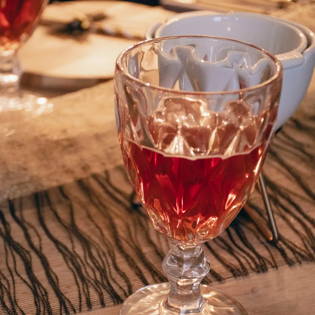 Weinglas mit Rautenmuster