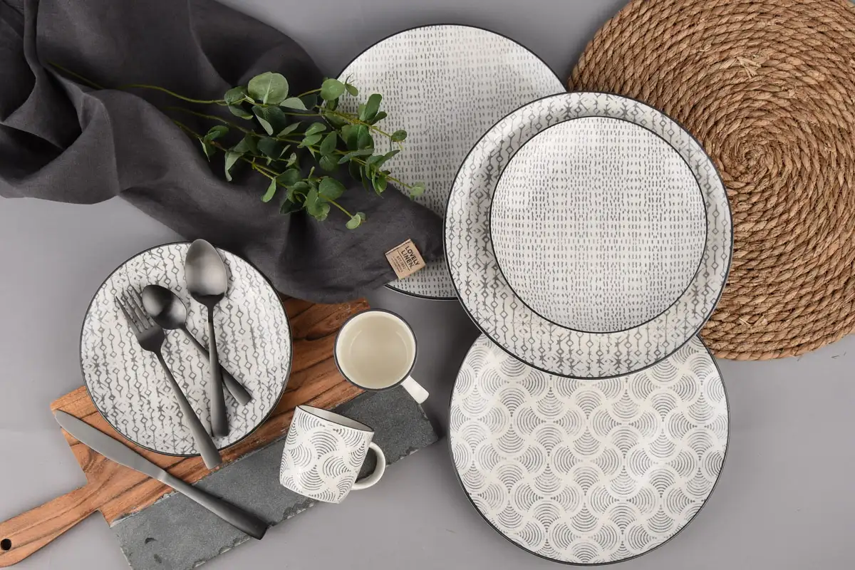 Geschirr mit abstraktem Muster in Grautönen