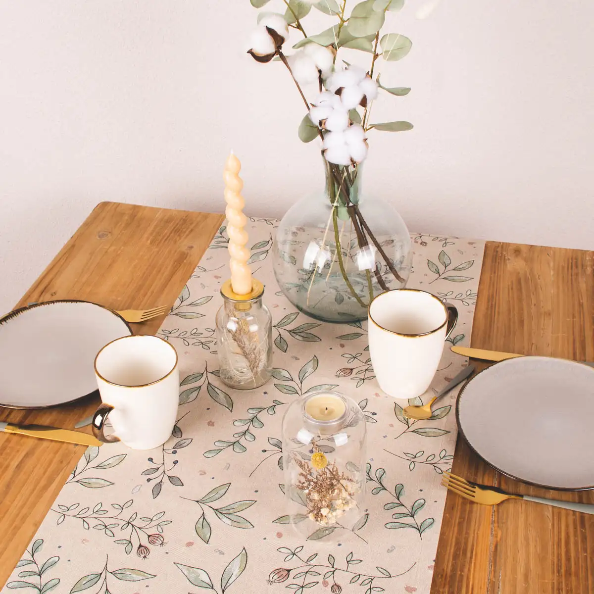 Gedeckter Tisch für 2 Personen mit Tischläufer auf Holztisch