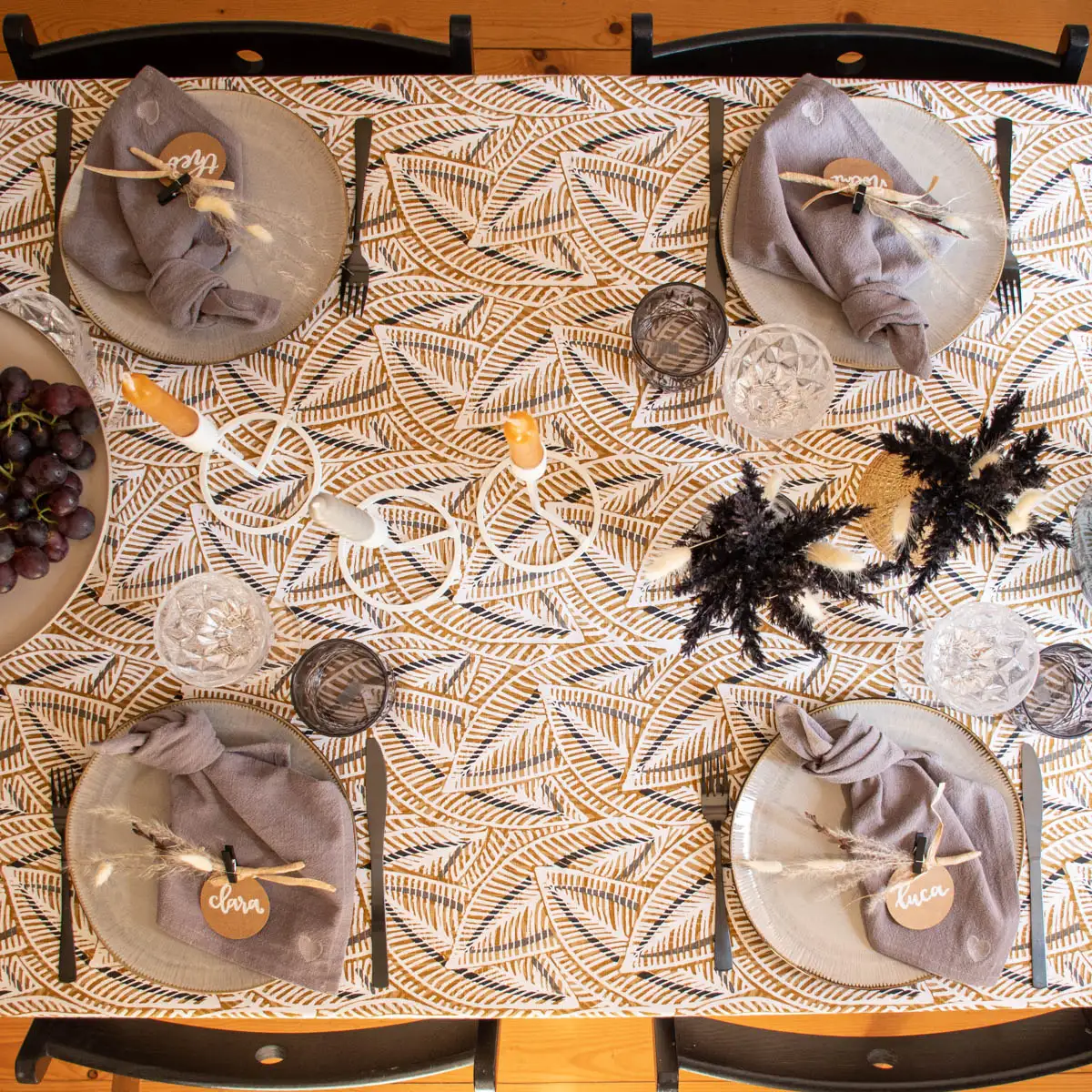 Gedeckter Tisch mit gemusterter Tischdecke