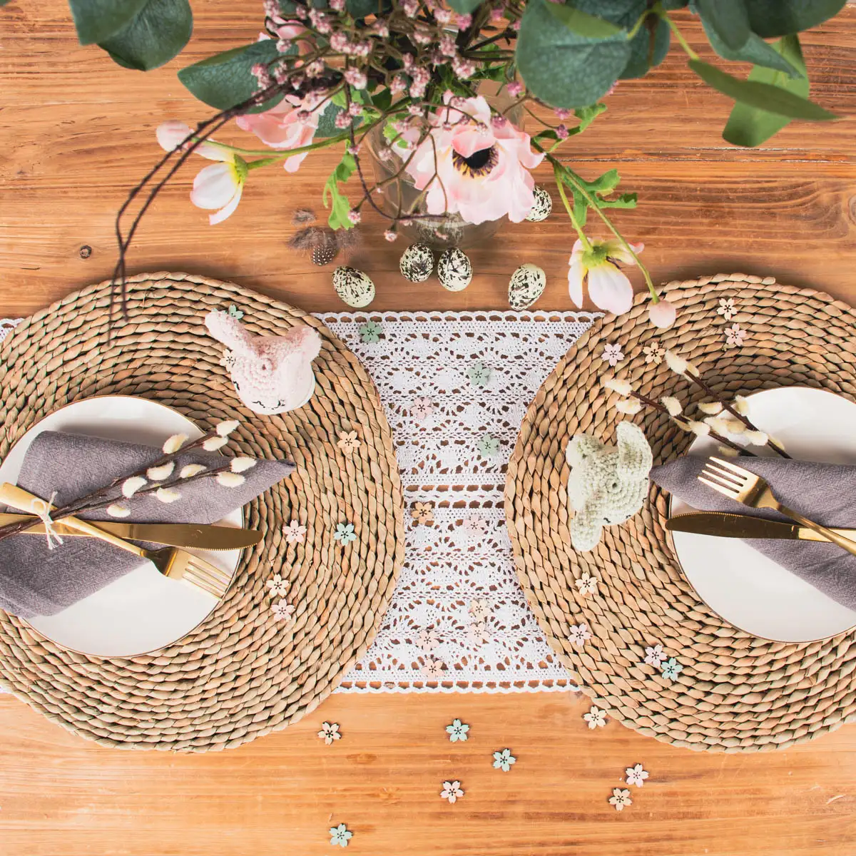 Gedeckter Tisch mit Platzsets auf Holztisch