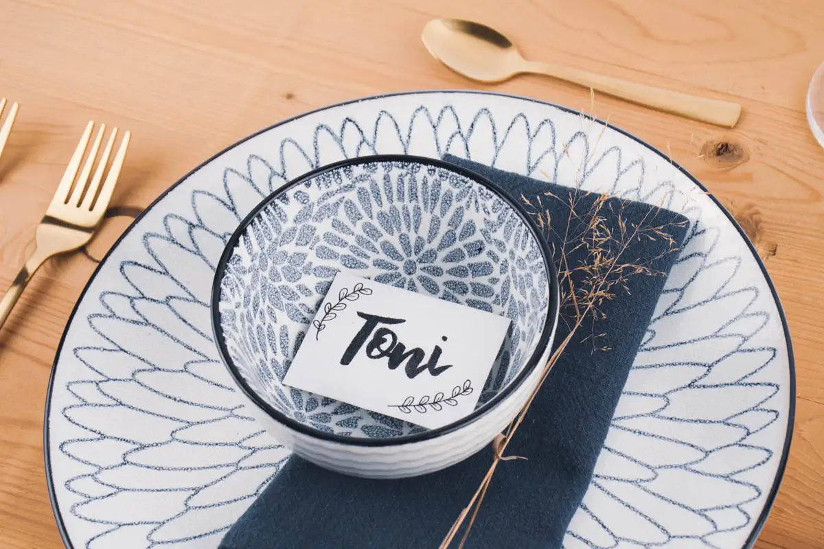 Gemusterter Teller mit passender Schale und Serviette