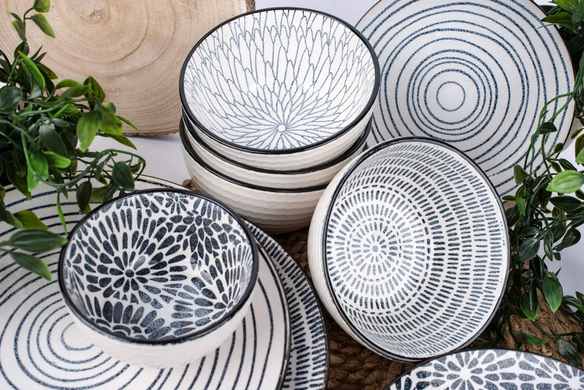 Geschirr mit abstraktem Muster