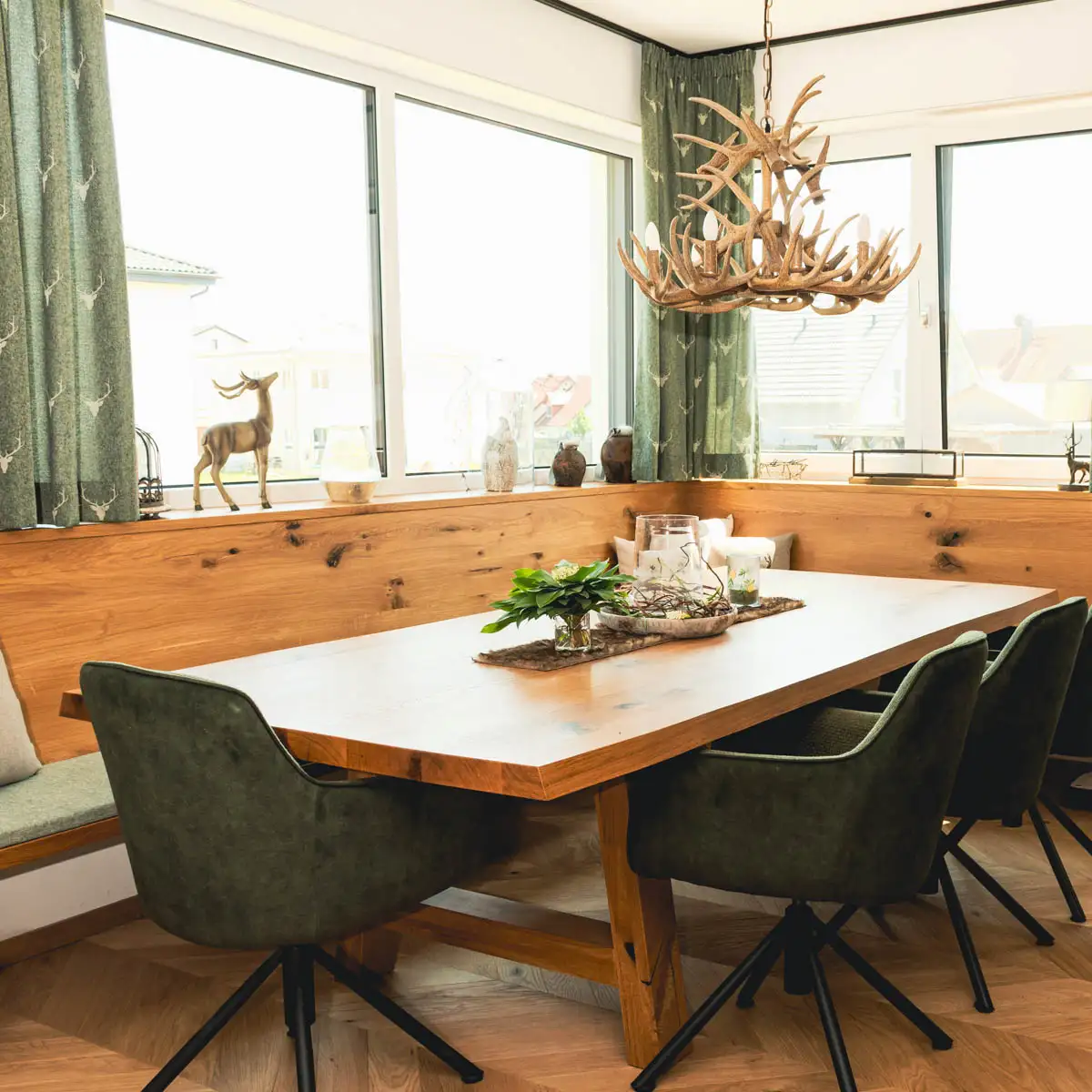 Esszimmer im rustikalen Landhausstil mit Vorhängen mit Hirschmotiv und rustikaler Deko
