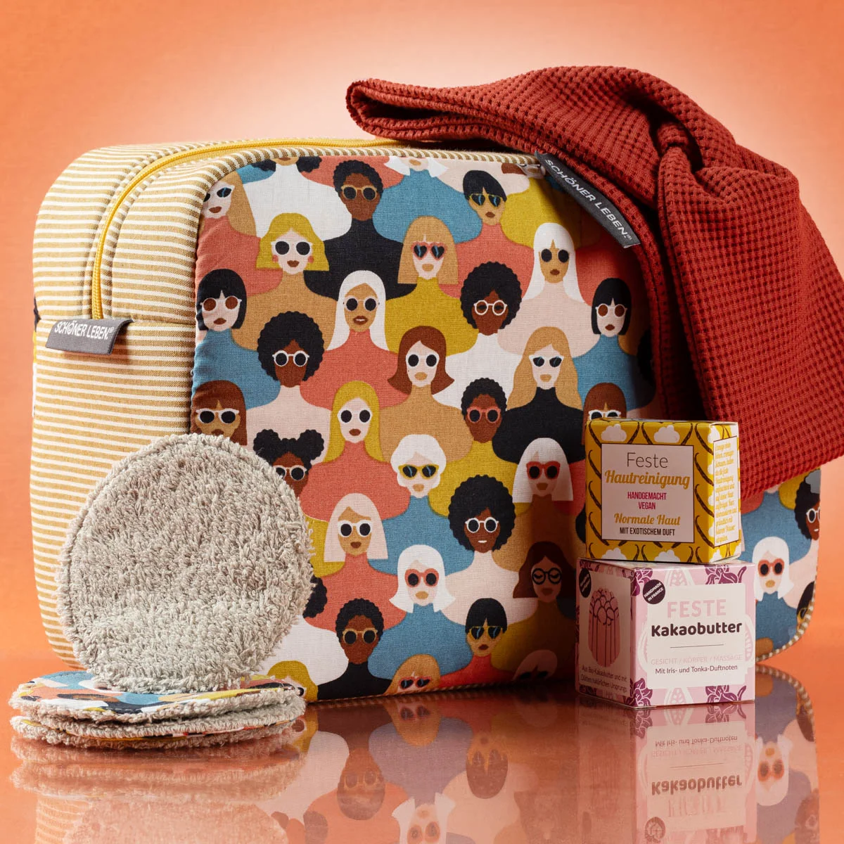 Geschenkidee für Frauen: Kosmetiktasche aus Stoff mit Frauenmotiv und selbst genähte Pads aus Frottee