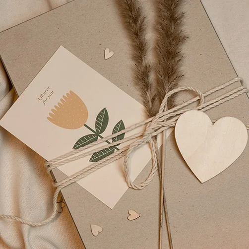 Geschenkbox aus Kraftkarton mit Postkarte