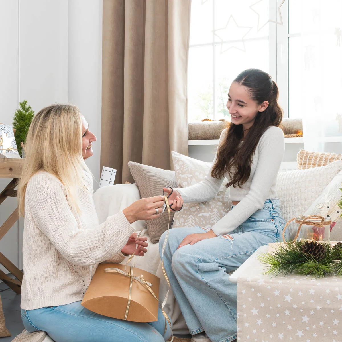 Mama und Tocher packen zusammen Geschenke ein