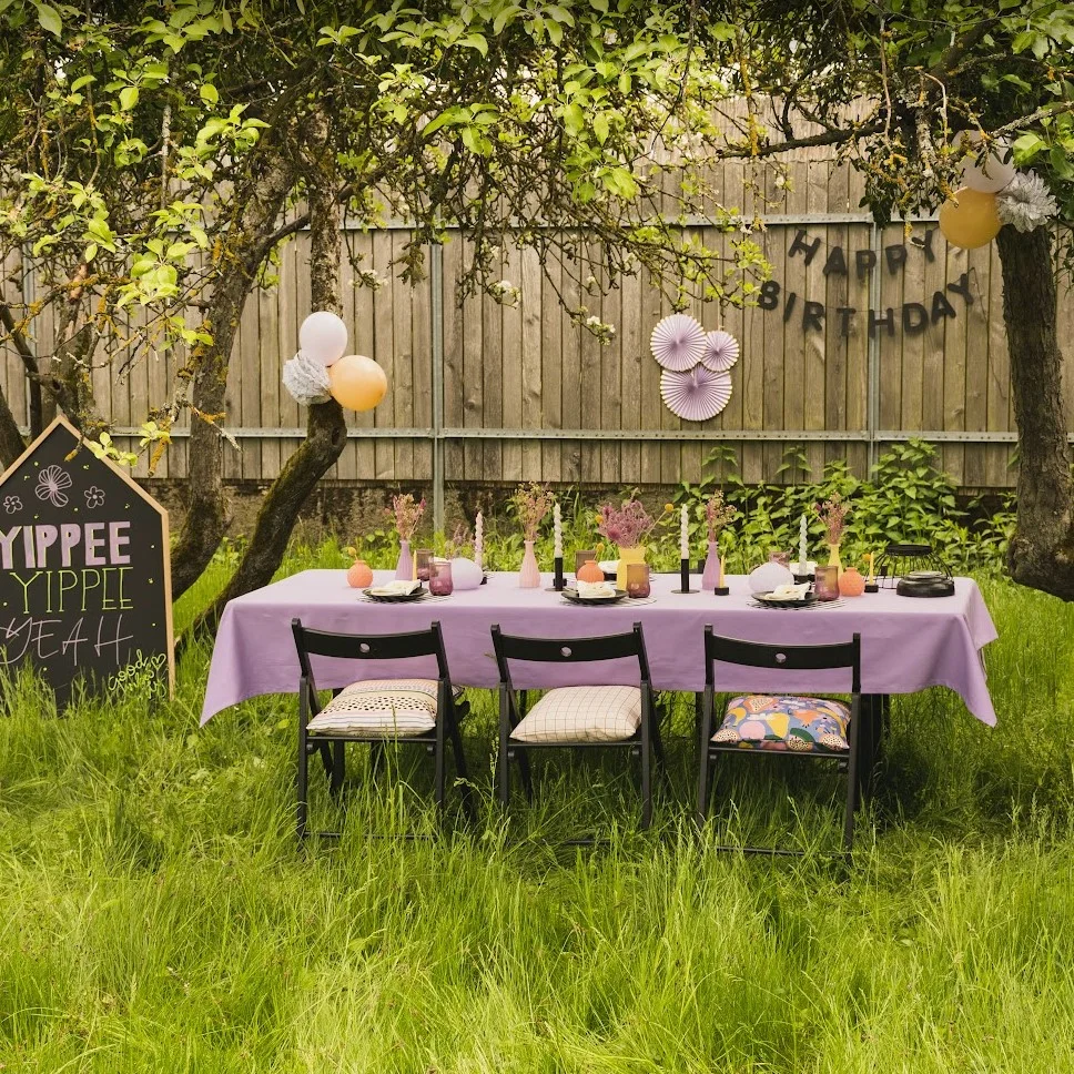Geburtstagstafel im Garten mit Party Deko von SCHÖNER LEBEN