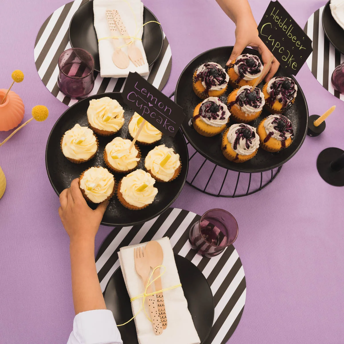 Cupcakes auf einem Tisch mit Beerentopping