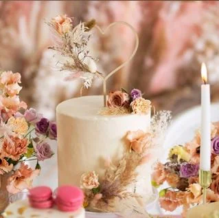 Hochzeisttorte dekoriert mit Trockenblumen und Caketopper Herz aus Holz