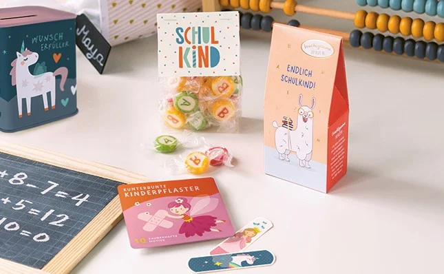 Bunter Schultüteninhalt mit ABC-Bonbons, Kinderpflaster mit Feenmotiv, Einhorn-Spardose, Mini-Tafel und Geschenkbox „Endlich Schulkind“ – liebevolle Kleinigkeiten zur Einschulung