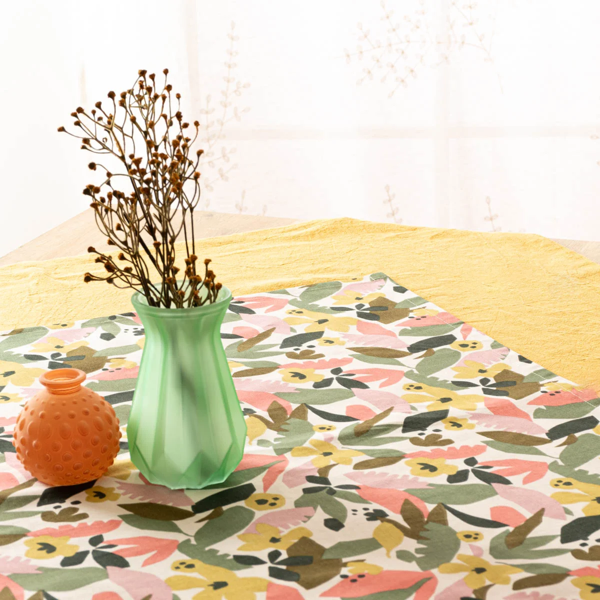 Bunt gemusterte Mitteldecke