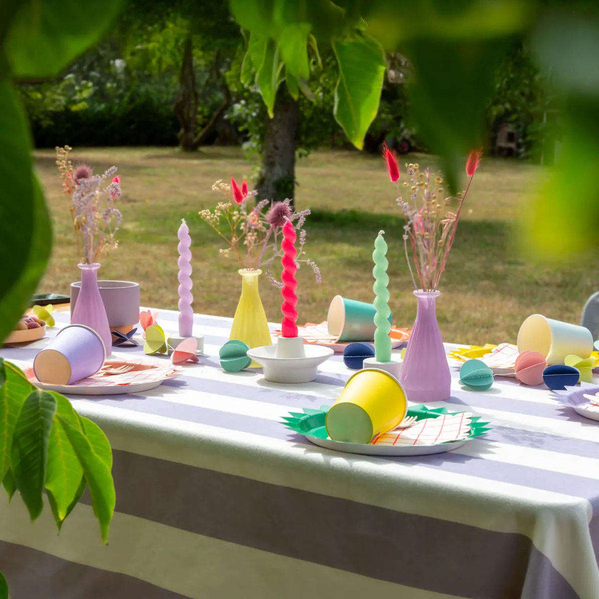 Gestreifte Tischdecke aus Baumwolle in Pastellfarben als Tischwäsche für Sommerfest oder Gartenparty – SCHÖNER LEBEN
