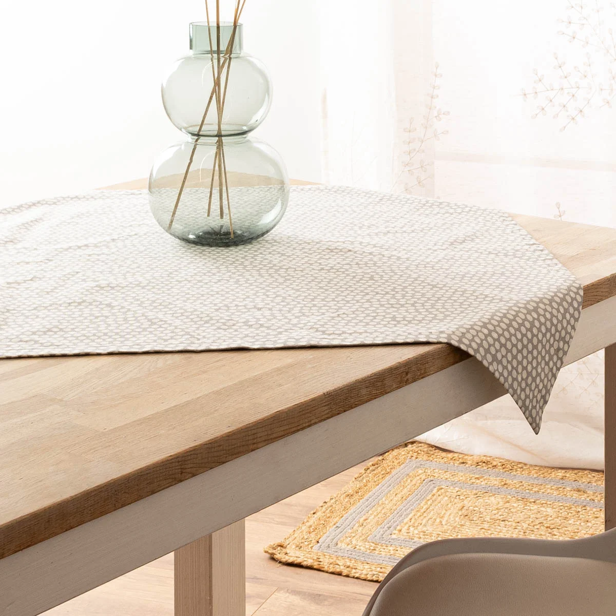 Tisch mit Mitteldecke und Blumenvase
