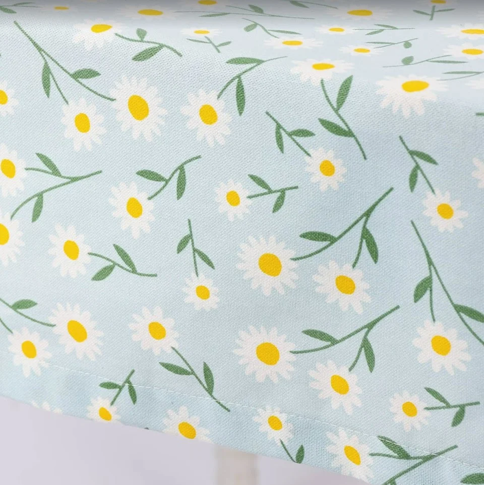 hellblaue Tischdecke von Schöner Leben mit Gänseblümchen hellblaue Tischdecke von Schöner Leben mit Gänseblümchen