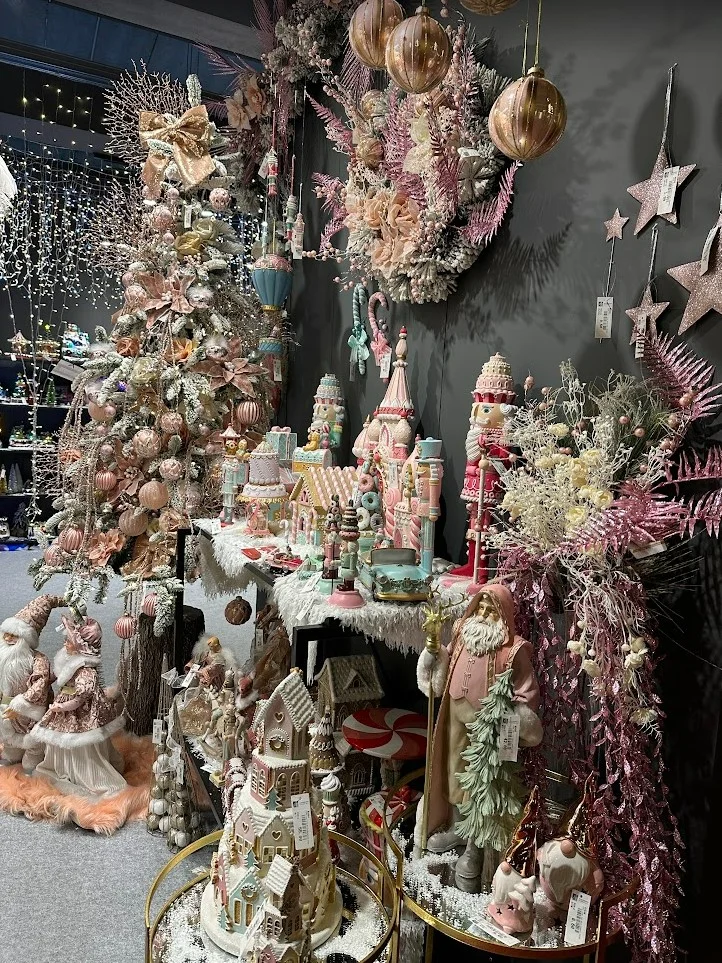 Messestand mit Weihnachtsdeko in Pastelltönen