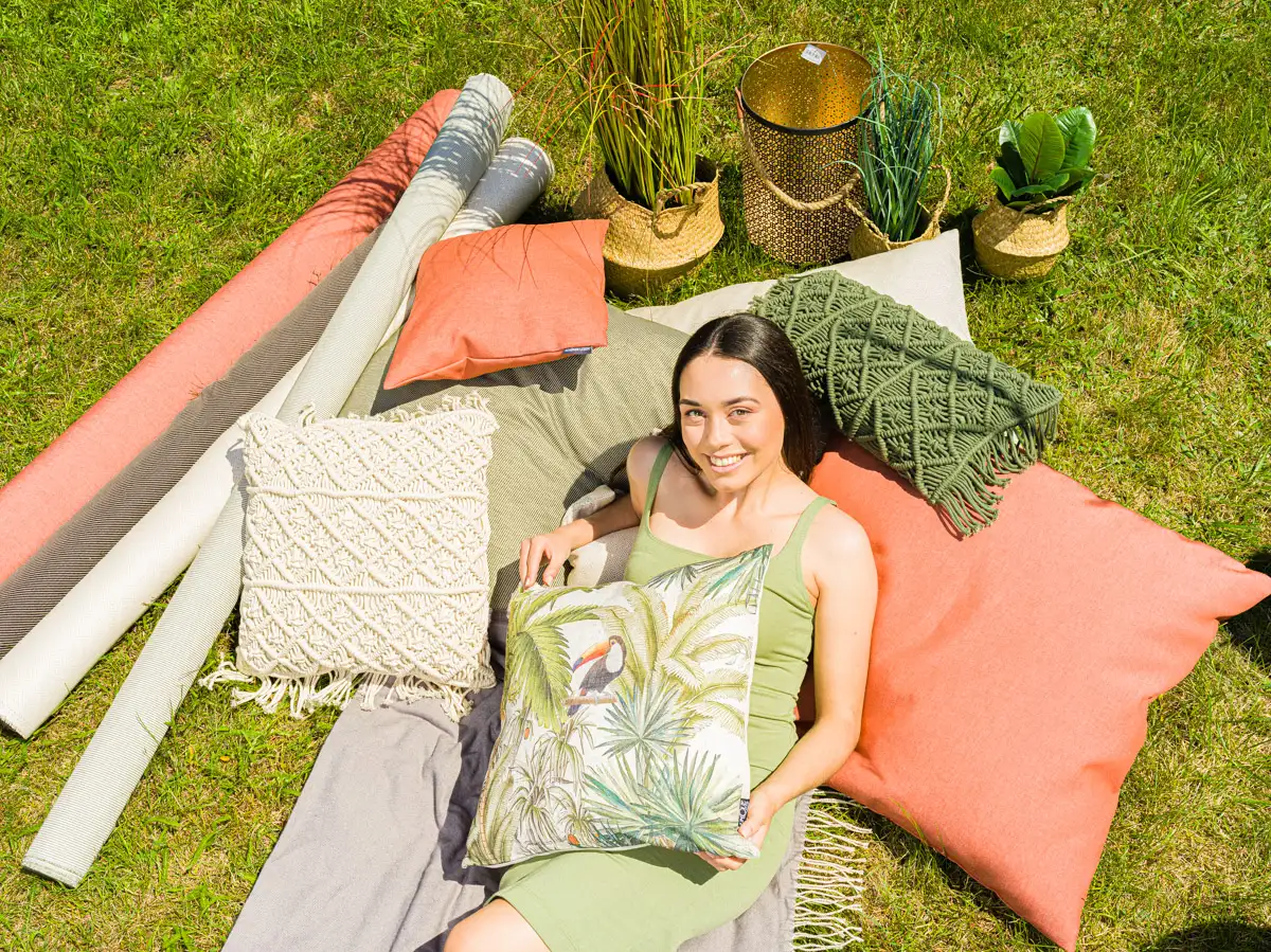 Picknick Szenerie mit Kissen, Garten Deko und Outdoorstoffen von Schöner Leben