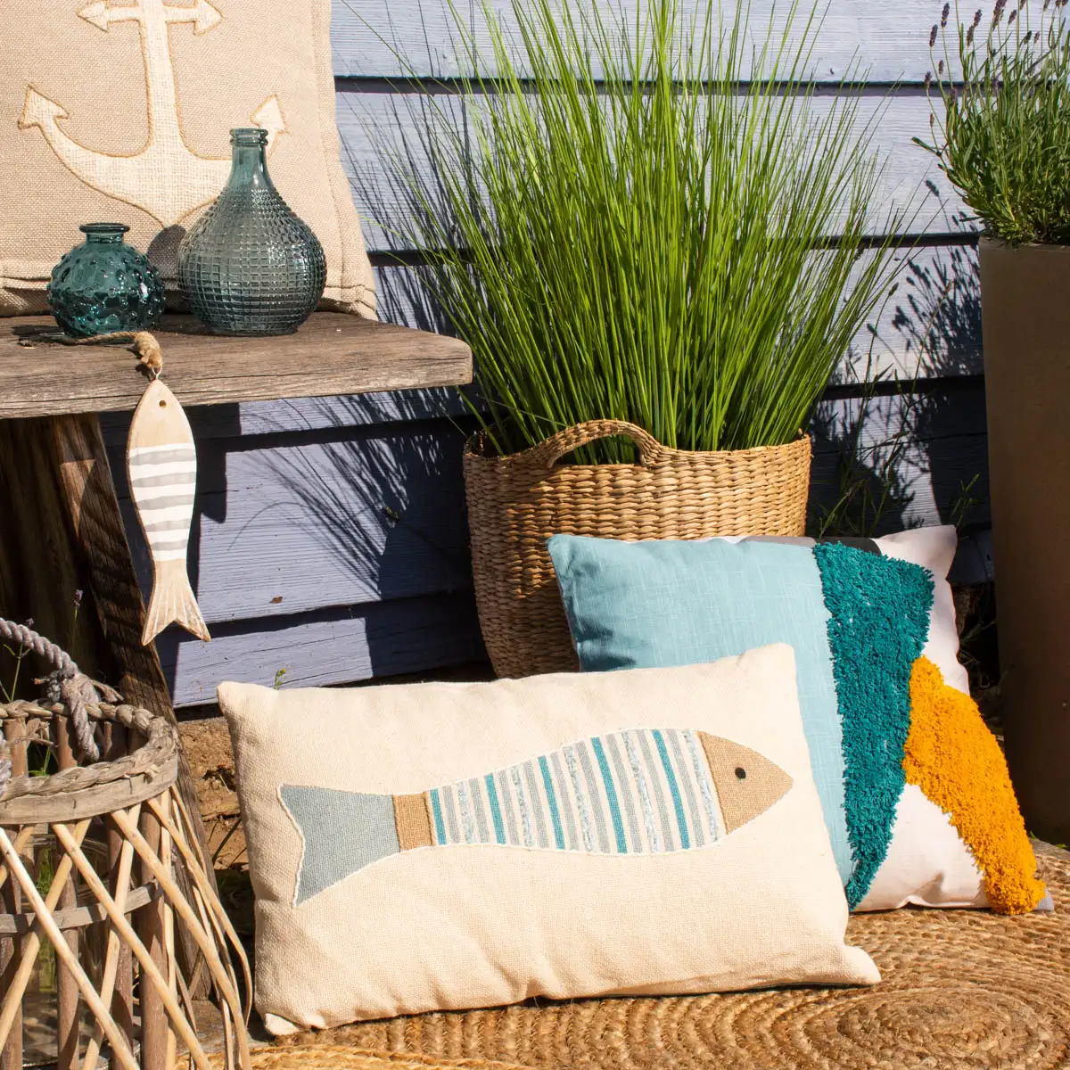 verschiedene Kissen und Garten Deko im maritimen Stil