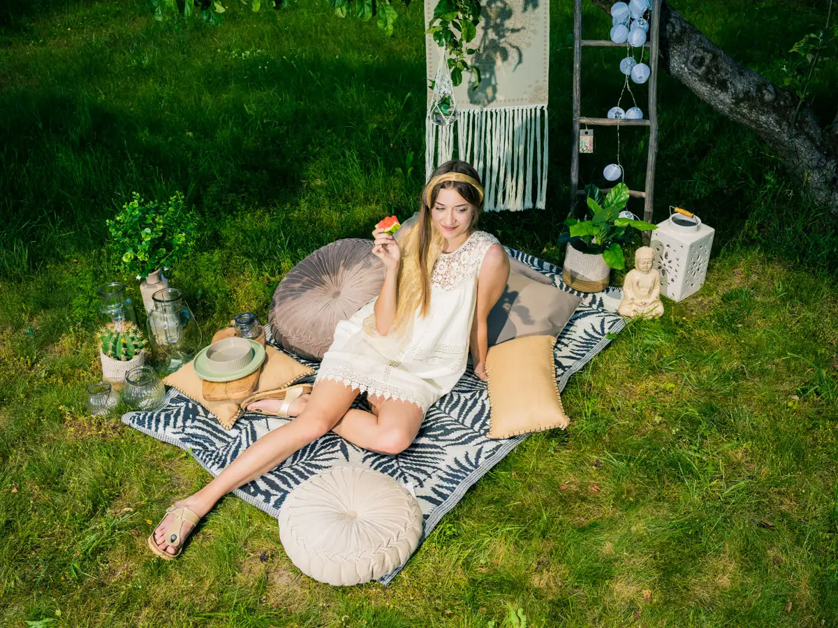 Szenerie mit Garten Deko, Picknickdecke und verschiedenen Outdoortextilien von Schöner Leben