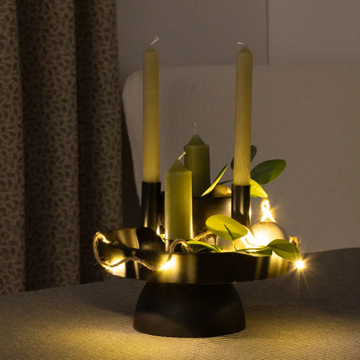 Adventskranz auf einer selbst gebauten Etagere