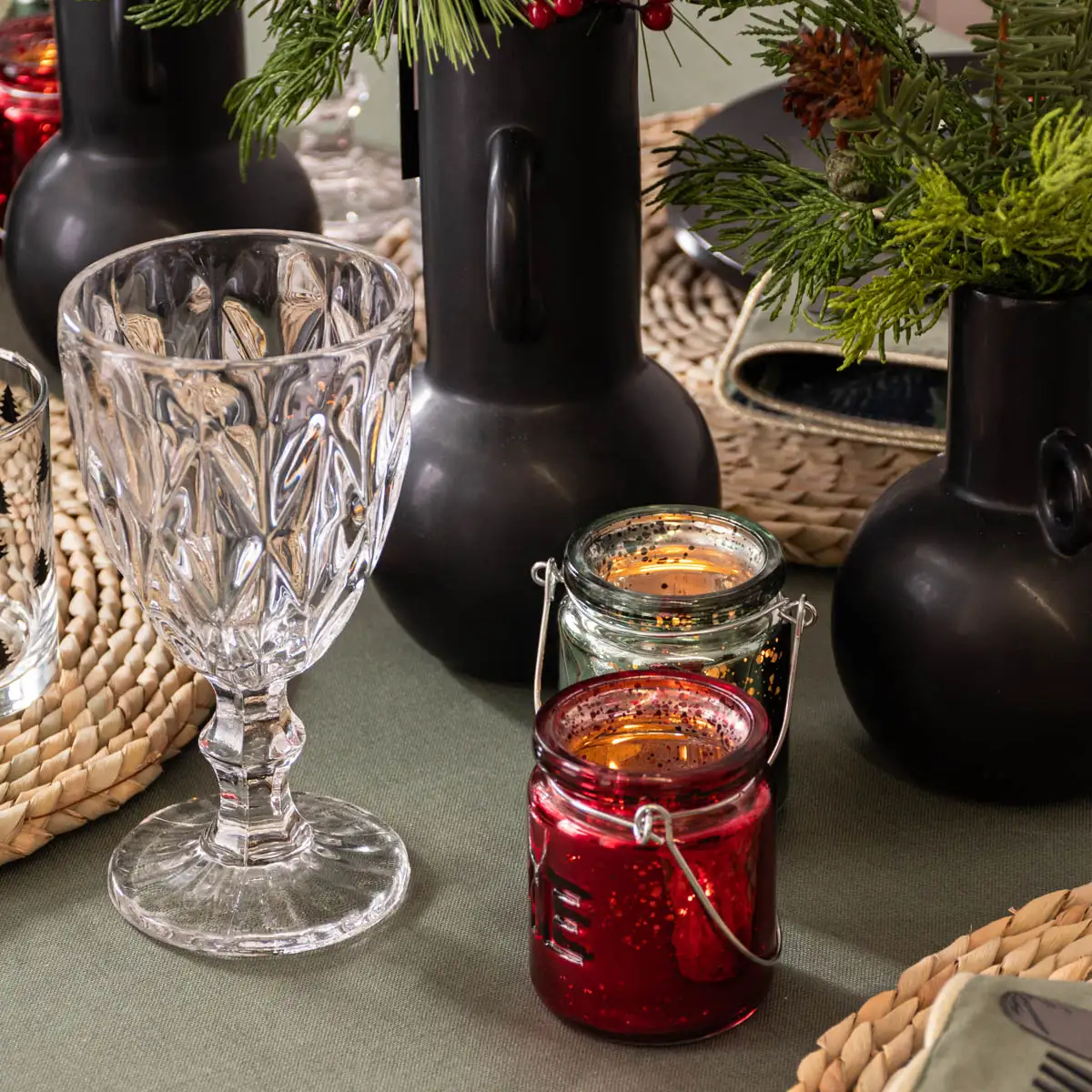Detailaufnahme Weihnachtsdeko auf weihnachtlich gedeckten Tisch