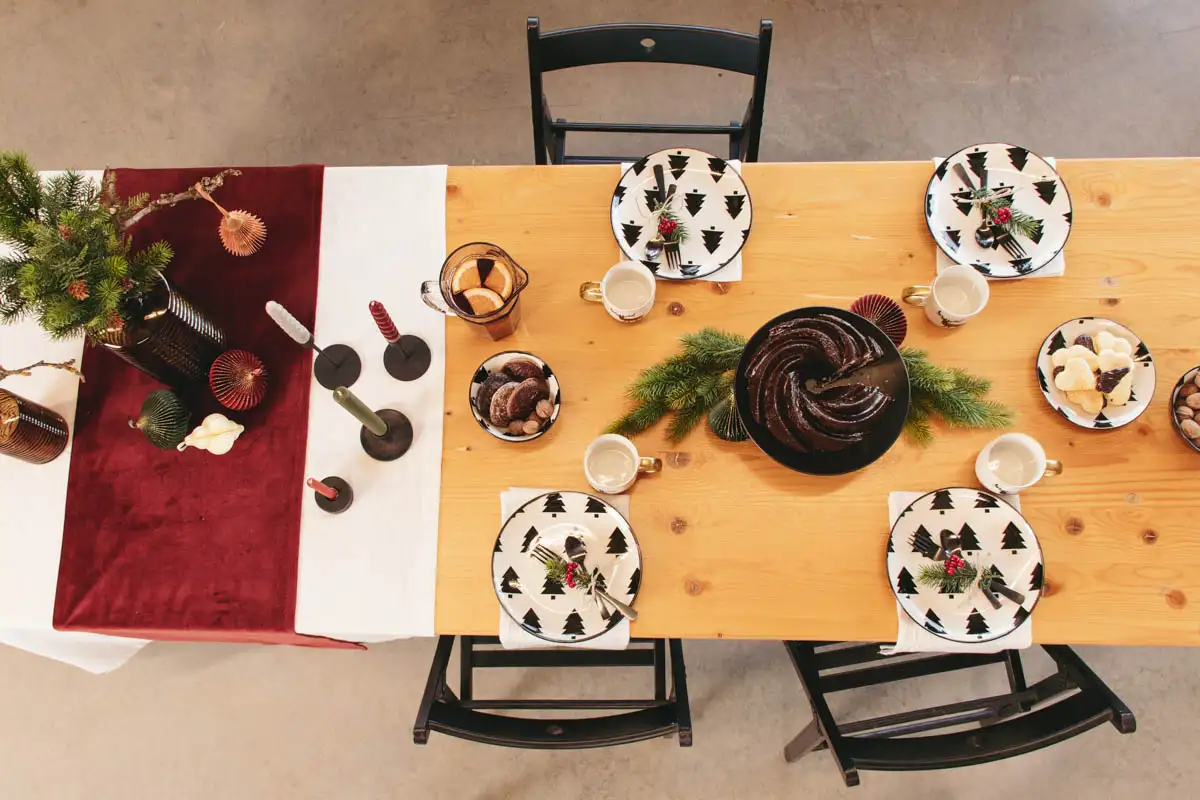 Weihnachtlich gedeckter Tisch mit Weihnachtstischdecke