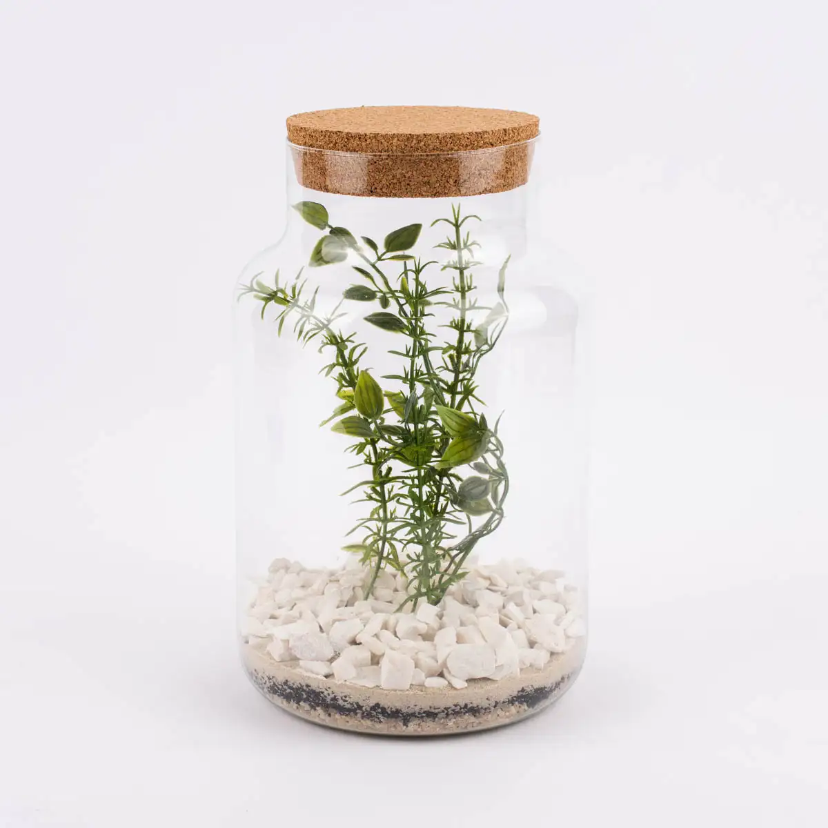 Kunstpflanze in einem Glasgefäß