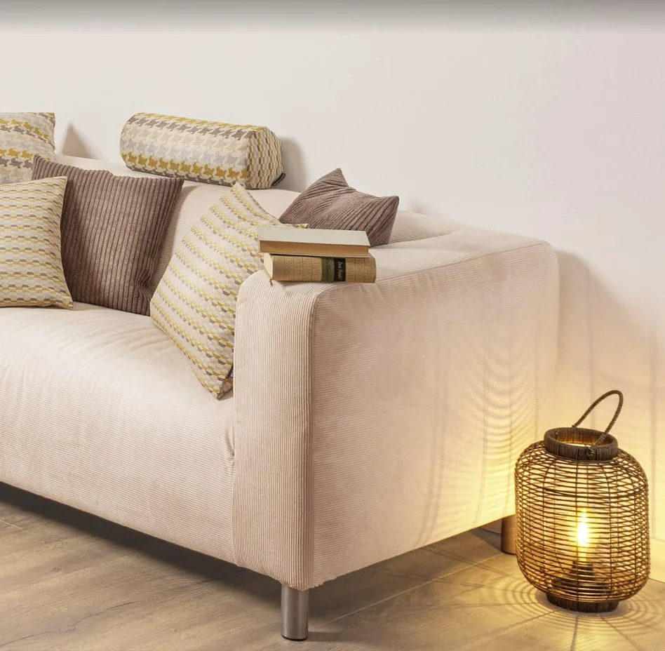 schwarze Laterne neben Sofa in Creme schwarze Laterne neben Sofa in Creme