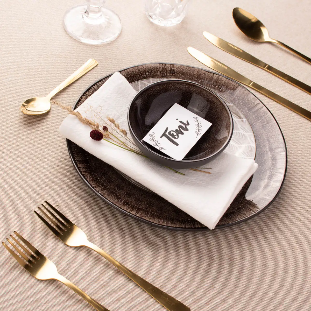Weiße Serviette auf braunem Teller