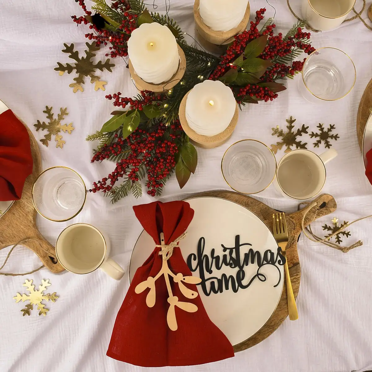 Weihnachtlich gedeckter Tisch mit roter Stoffserviette