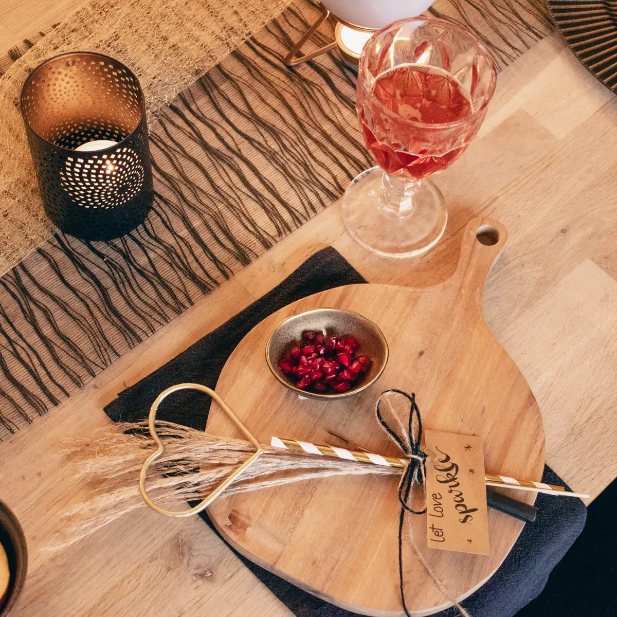 Stoffserviette unter Holzbrett auf Holztisch