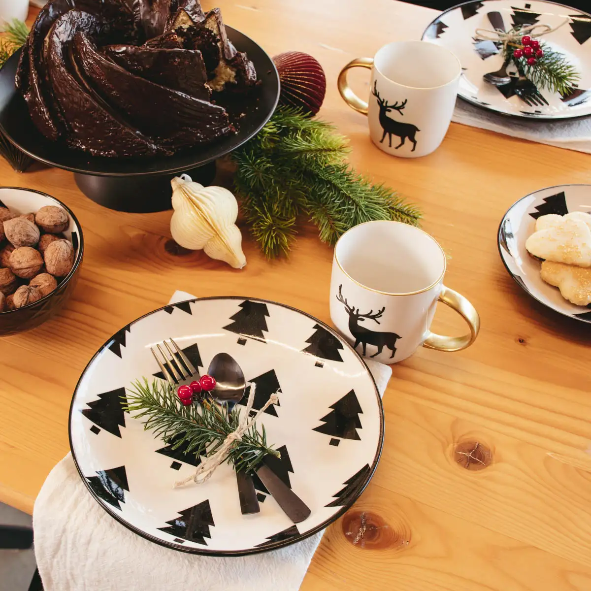 Stoffserviette mit weihnachtlichem Geschirr