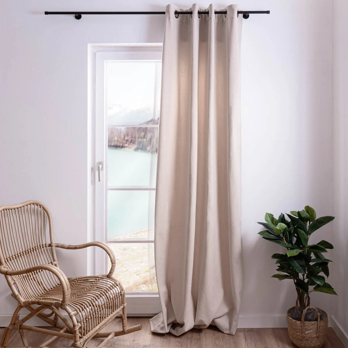 Thermovorhang am Fenster in beige