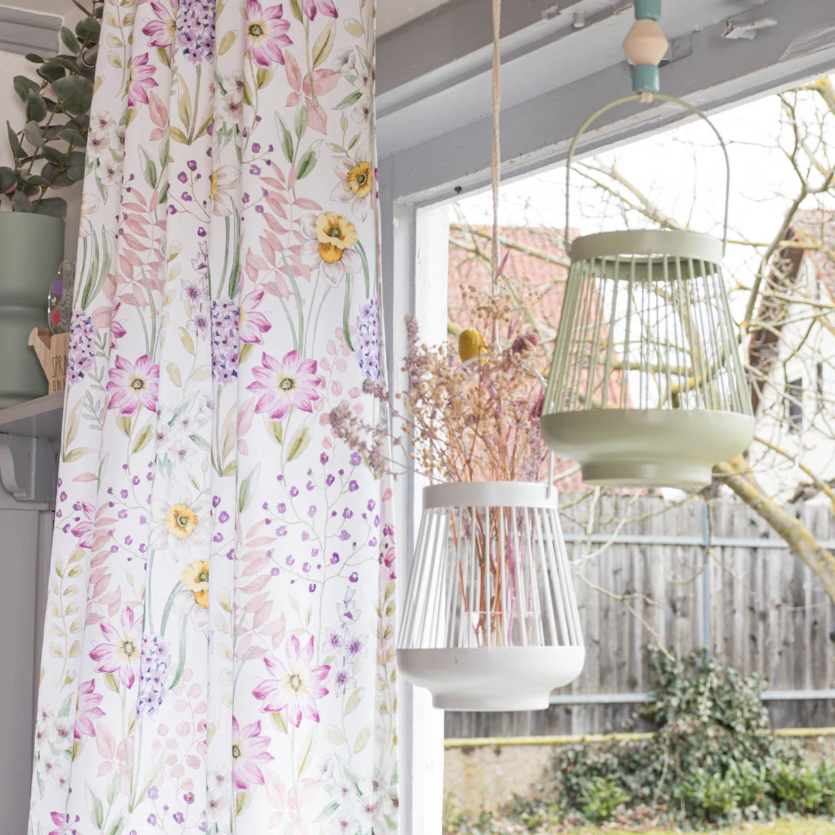 Vorhang am Fenster mit floralem Design in weiß, rosa und gelb