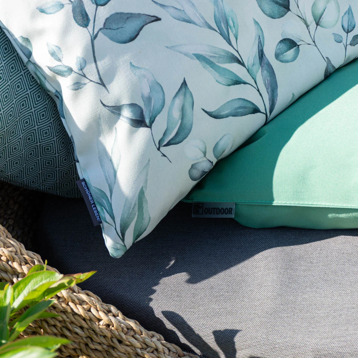 Outdoorkissen in grau, grün und mit Eukalyptus-Motiv Outdoorkissen in grau, grün und mit Eukalyptus-Motiv