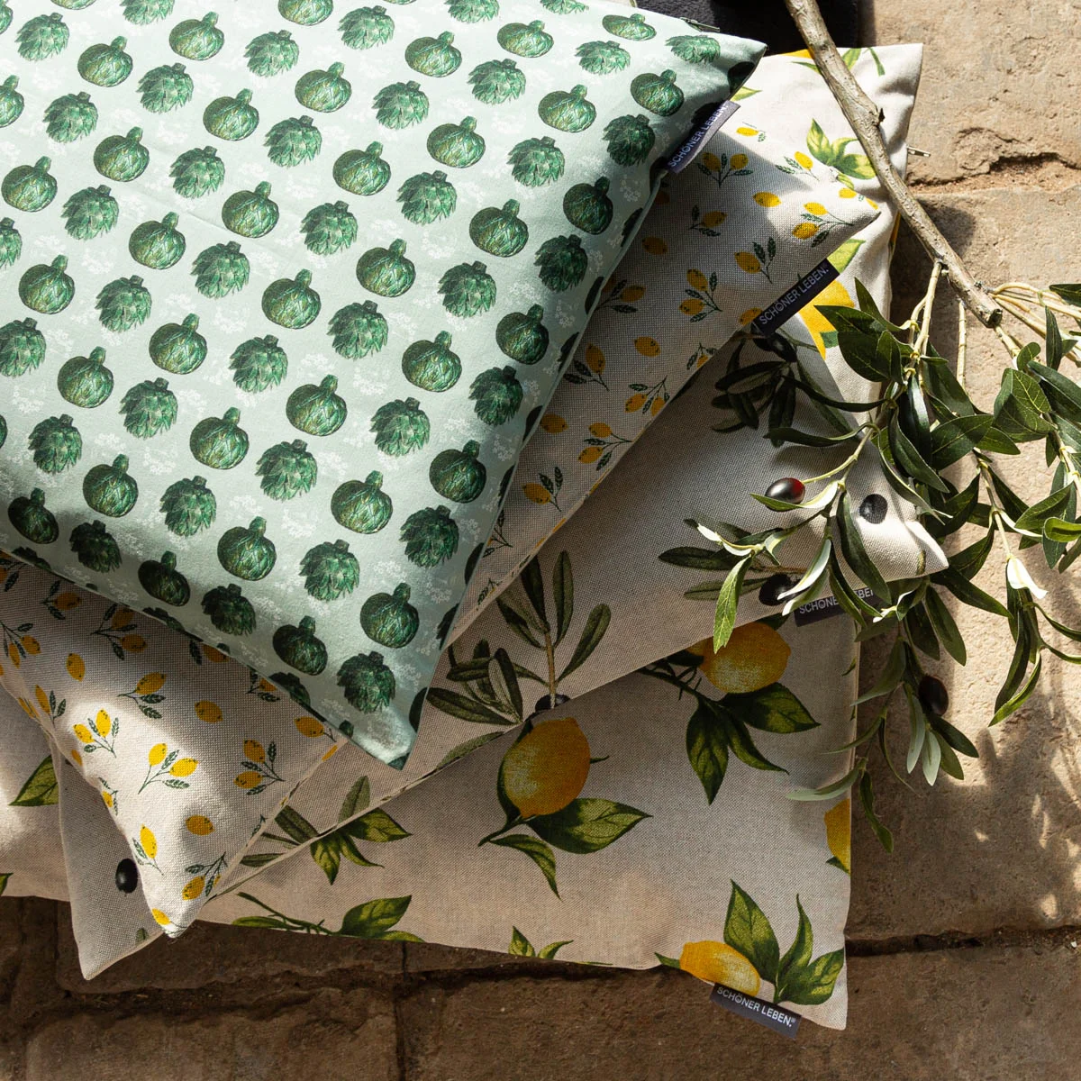 Stapel von Kissen mit passenden sommerlichen Motiven Stapel von Kissen mit passenden sommerlichen Motiven