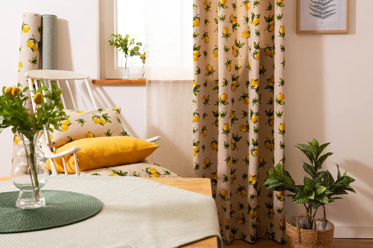 Kissen, Gardinen, Dekostoffe mit Zitronen in einem Wohnzimmer-Setting Kissen, Gardinen, Dekostoffe mit Zitronen in einem Wohnzimmer-Setting