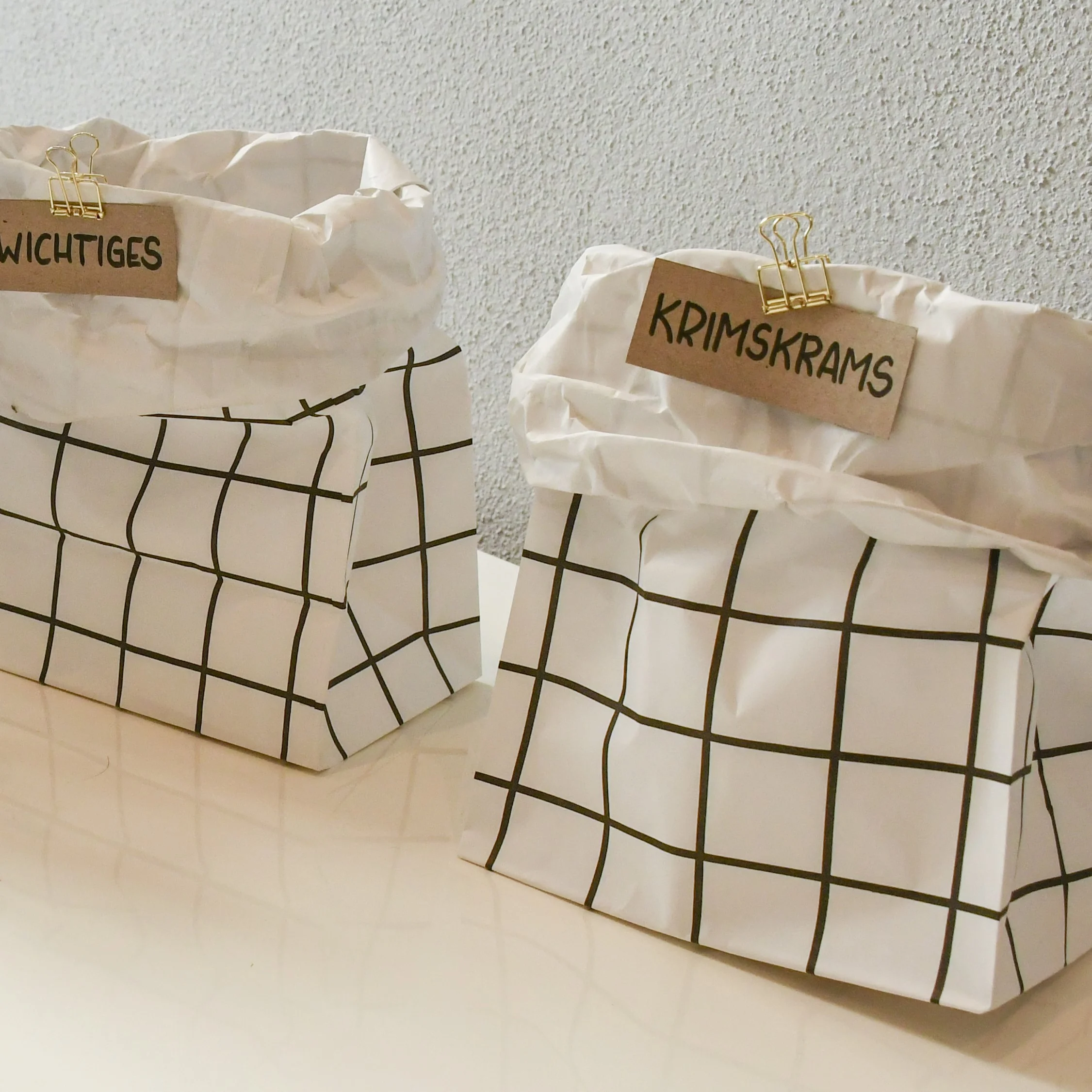 Papiertüten weiß schwarz kariert mit Label Krimskrams und Wichtiges