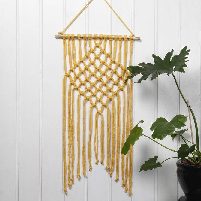 Makramee-DIY-Tutorial: Boho-Wandhänger aus Schlauchgarn