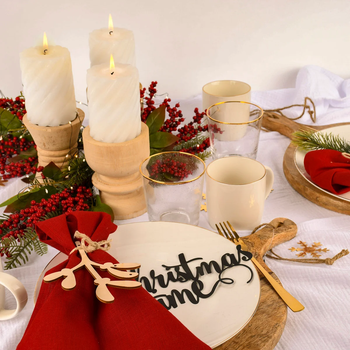 gedeckte Weihnachtstafel mit Kerzen im rustikalen Landhausstil